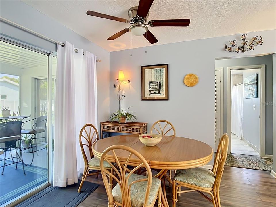 For Sale: $219,000 (2 beds, 2 baths, 930 Square Feet)