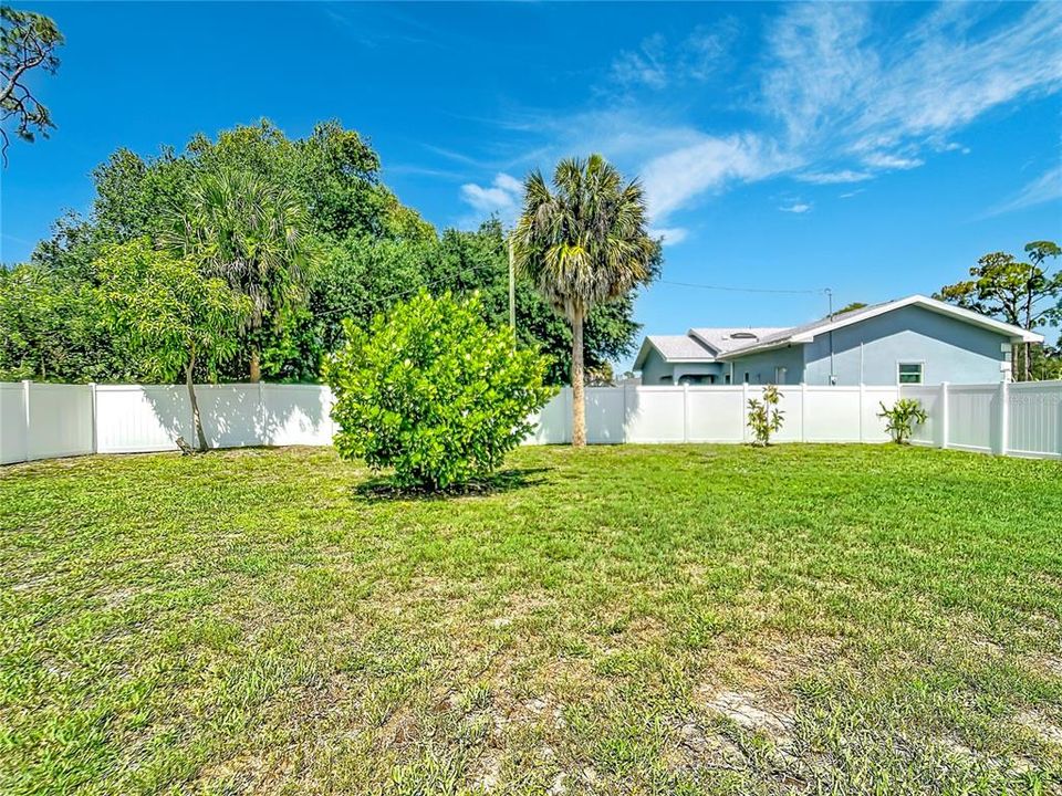 For Sale: $219,000 (2 beds, 2 baths, 930 Square Feet)