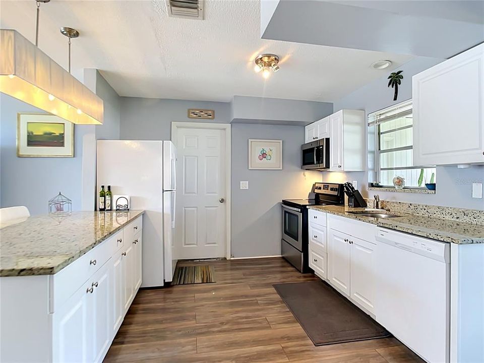 For Sale: $219,000 (2 beds, 2 baths, 930 Square Feet)