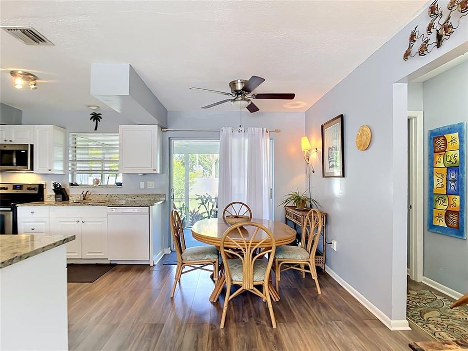 For Sale: $219,000 (2 beds, 2 baths, 930 Square Feet)