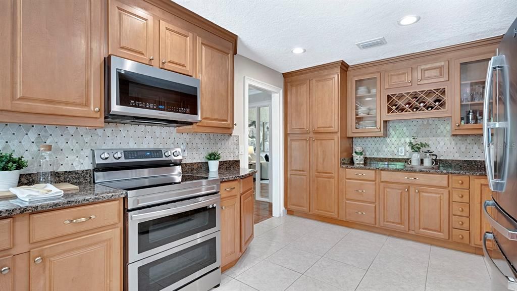 Active With Contract: $975,000 (6 beds, 4 baths, 3493 Square Feet)