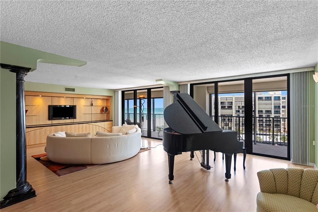 Active With Contract: $1,295,000 (3 beds, 3 baths, 2712 Square Feet)