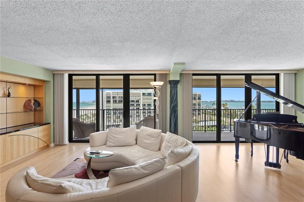 Active With Contract: $1,295,000 (3 beds, 3 baths, 2712 Square Feet)