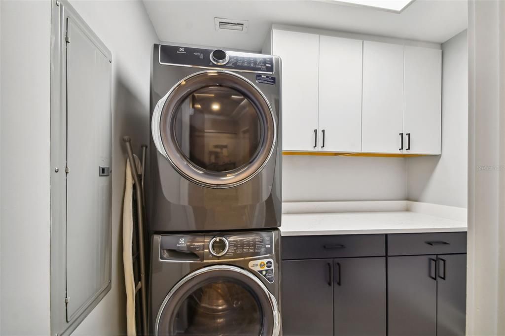 For Sale: $575,000 (2 beds, 2 baths, 1237 Square Feet)