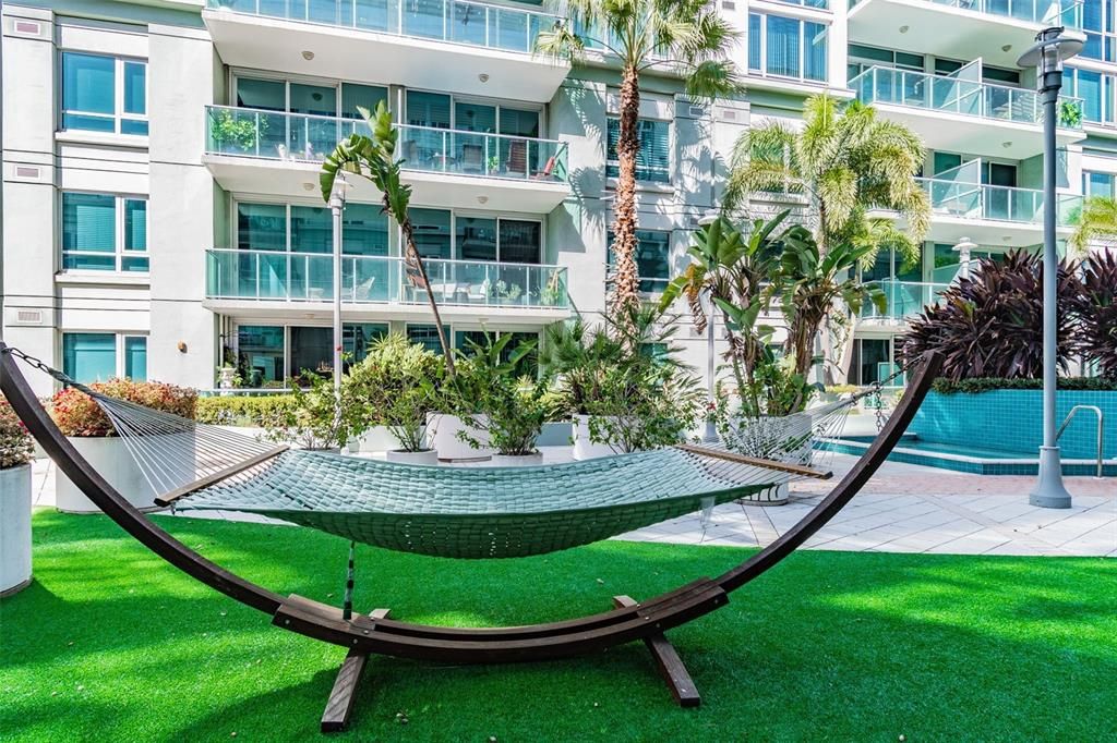 For Sale: $575,000 (2 beds, 2 baths, 1237 Square Feet)