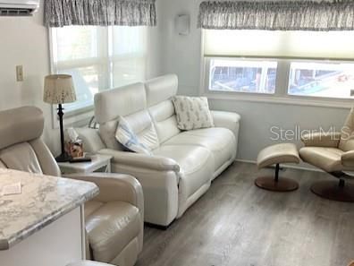 For Sale: $99,900 (2 beds, 1 baths, 460 Square Feet)