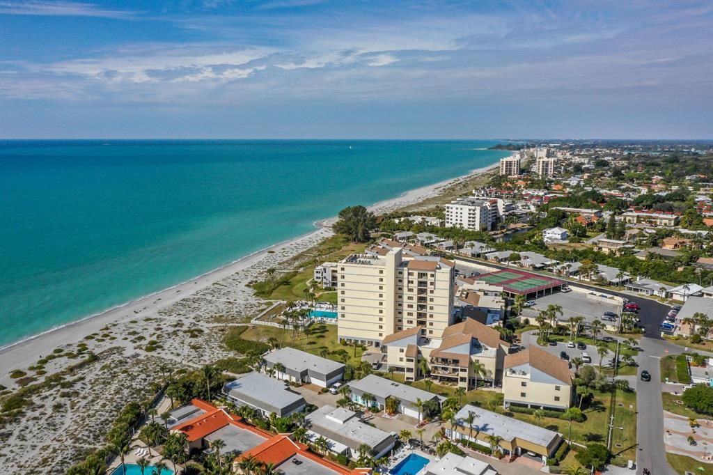 For Sale: $600,000 (2 beds, 2 baths, 1075 Square Feet)