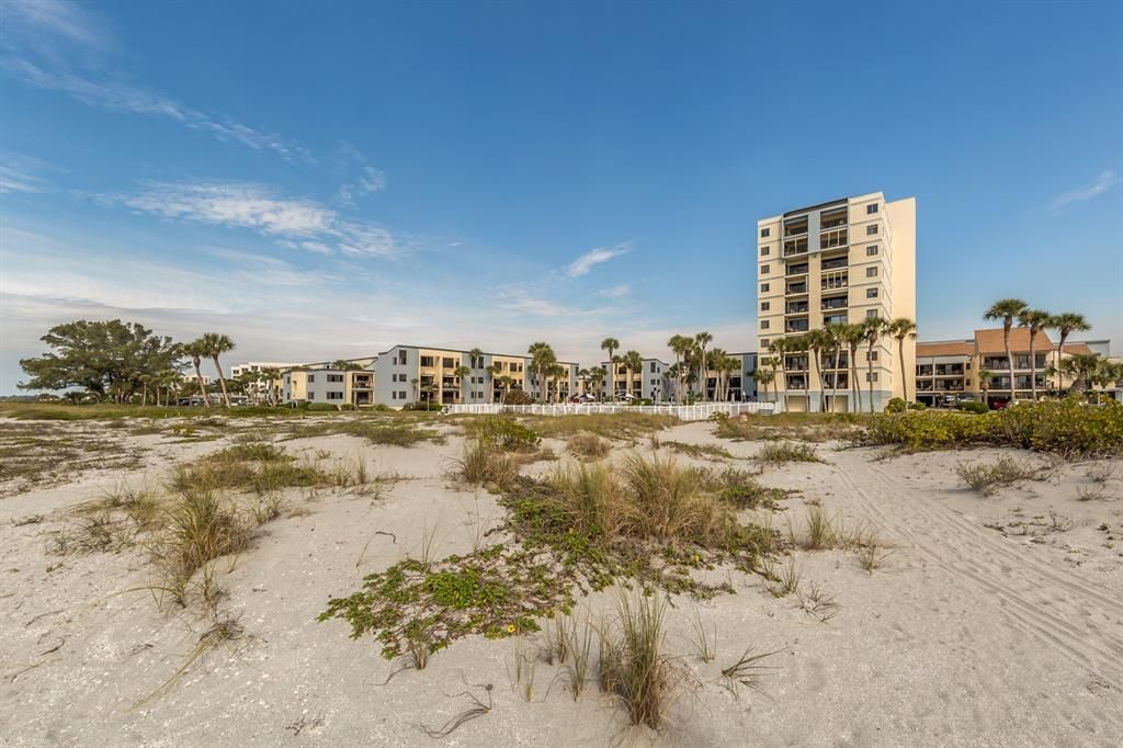 For Sale: $600,000 (2 beds, 2 baths, 1075 Square Feet)