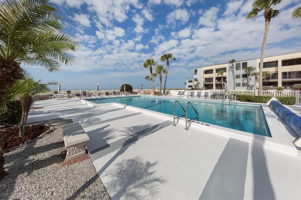 For Sale: $600,000 (2 beds, 2 baths, 1075 Square Feet)