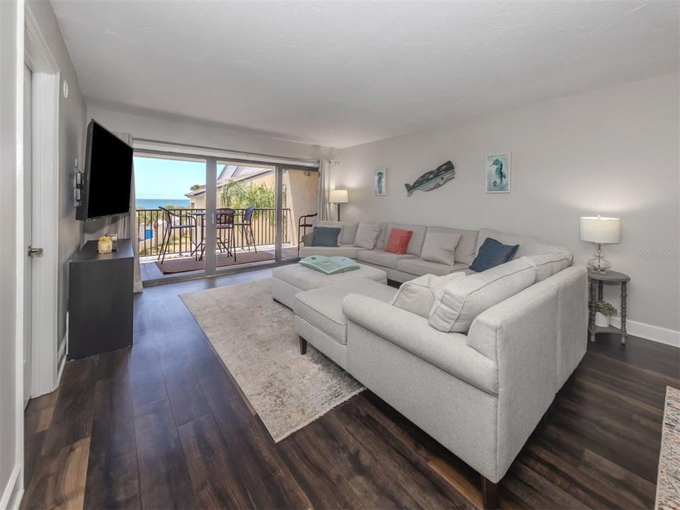 For Sale: $600,000 (2 beds, 2 baths, 1075 Square Feet)