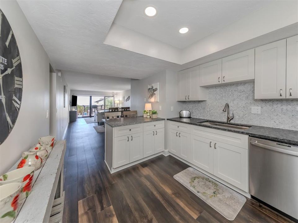 For Sale: $600,000 (2 beds, 2 baths, 1075 Square Feet)