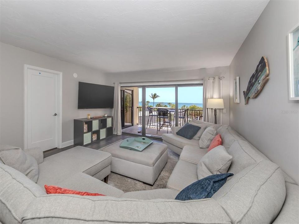 For Sale: $600,000 (2 beds, 2 baths, 1075 Square Feet)