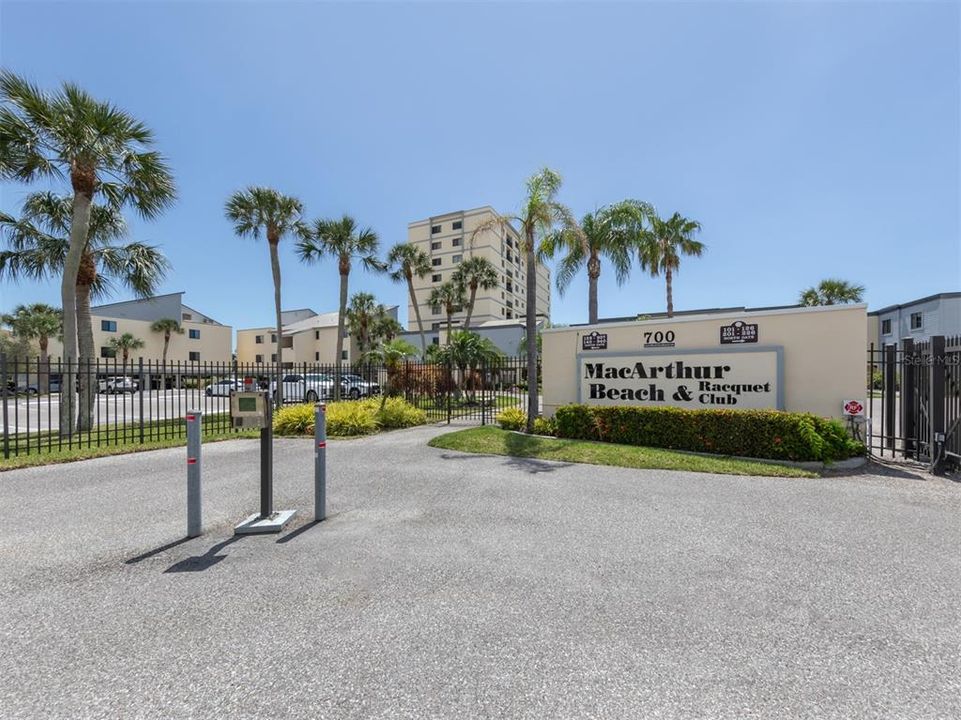 For Sale: $600,000 (2 beds, 2 baths, 1075 Square Feet)