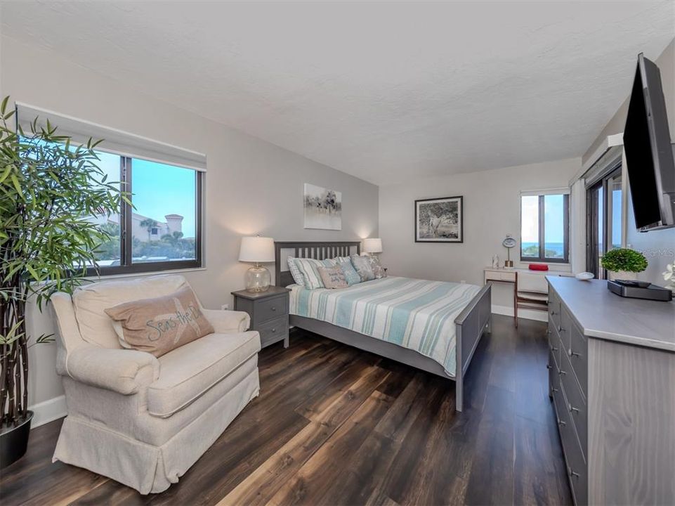 For Sale: $600,000 (2 beds, 2 baths, 1075 Square Feet)