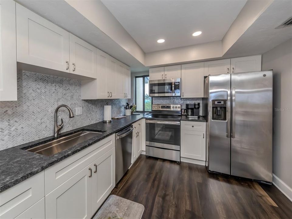 For Sale: $600,000 (2 beds, 2 baths, 1075 Square Feet)
