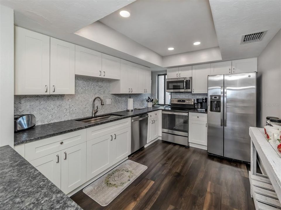 For Sale: $600,000 (2 beds, 2 baths, 1075 Square Feet)