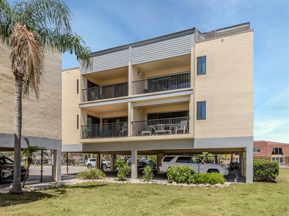 For Sale: $600,000 (2 beds, 2 baths, 1075 Square Feet)