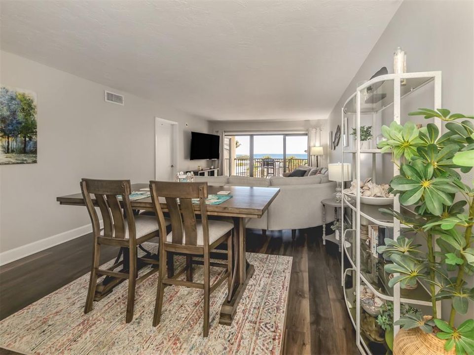 For Sale: $600,000 (2 beds, 2 baths, 1075 Square Feet)