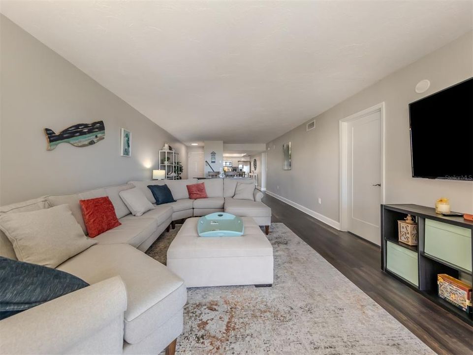 For Sale: $600,000 (2 beds, 2 baths, 1075 Square Feet)