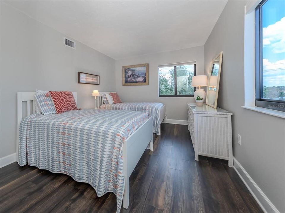 For Sale: $600,000 (2 beds, 2 baths, 1075 Square Feet)
