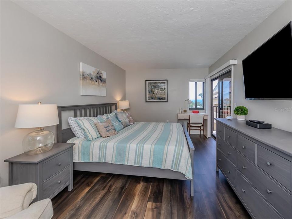 For Sale: $600,000 (2 beds, 2 baths, 1075 Square Feet)