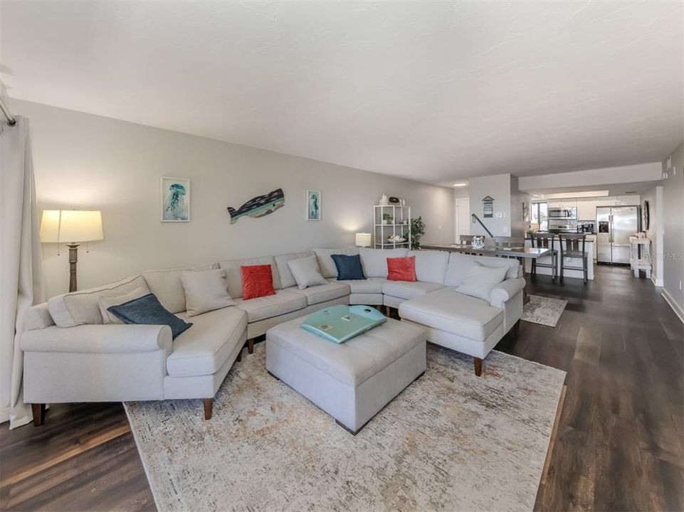 For Sale: $600,000 (2 beds, 2 baths, 1075 Square Feet)