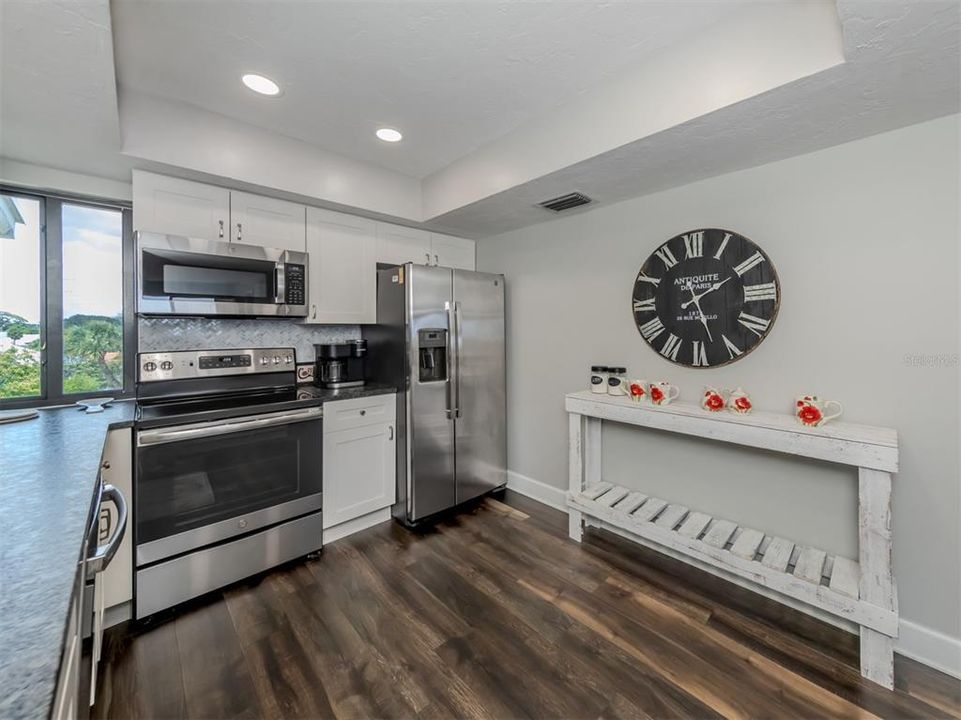 For Sale: $600,000 (2 beds, 2 baths, 1075 Square Feet)