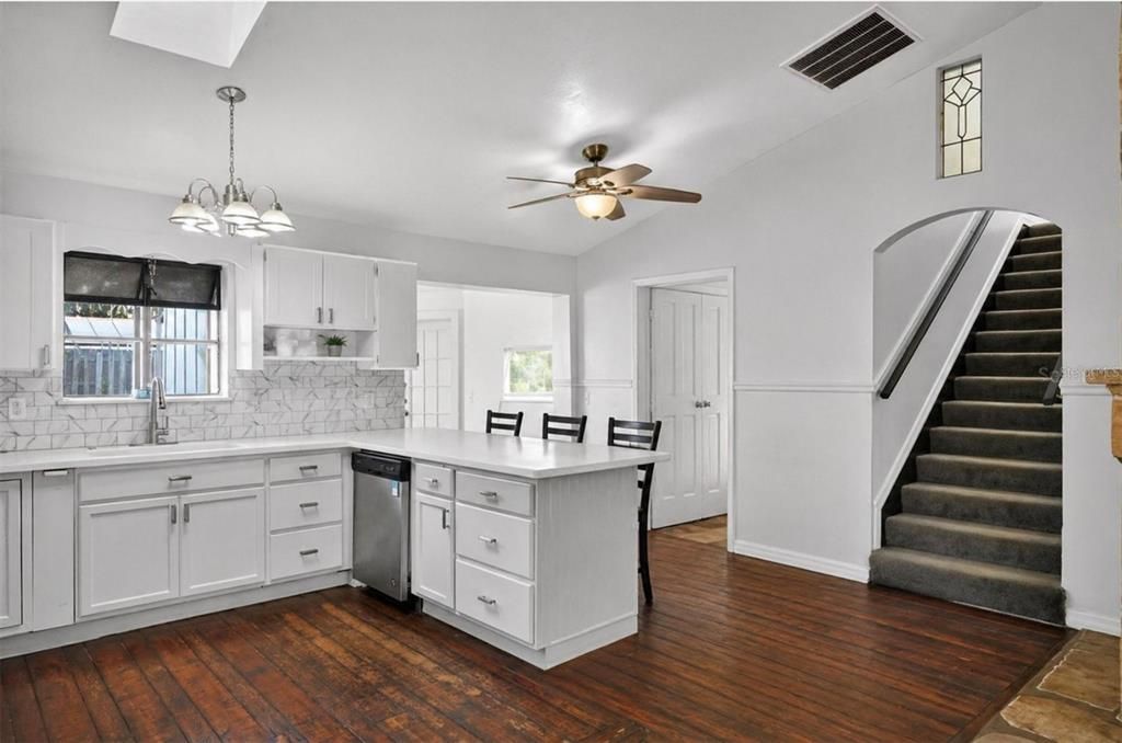 For Sale: $399,000 (7 beds, 2 baths, 1952 Square Feet)