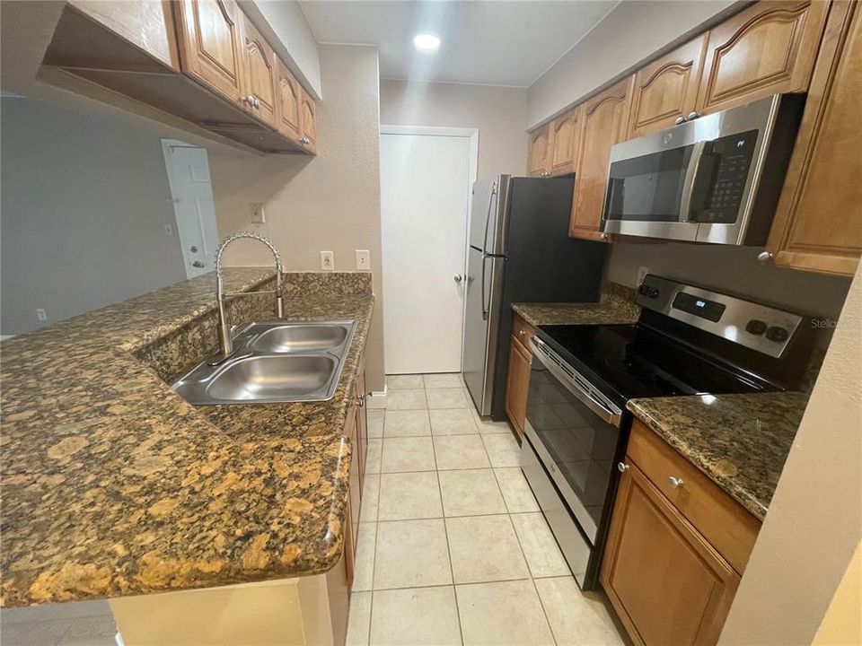 Active With Contract: $1,275 (1 beds, 1 baths, 662 Square Feet)