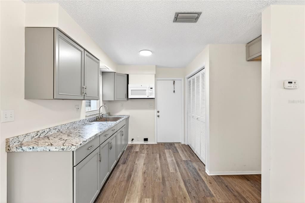 На продажу: $189,900 (2 спален, 1 ванн, 864 Квадратных фут)