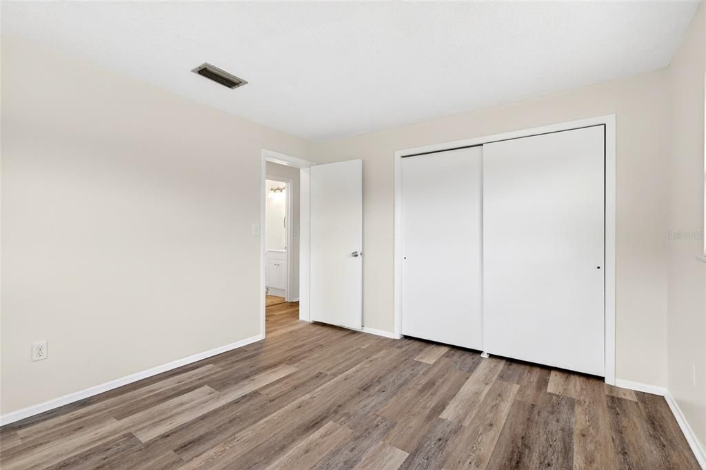На продажу: $189,900 (2 спален, 1 ванн, 864 Квадратных фут)