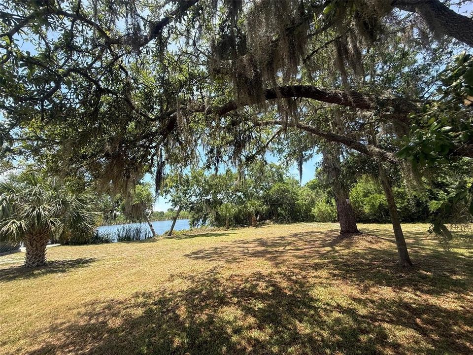 На продажу: $295,000 (0.32 acres)