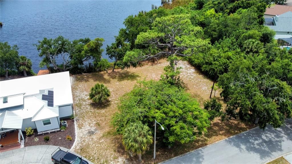На продажу: $295,000 (0.32 acres)