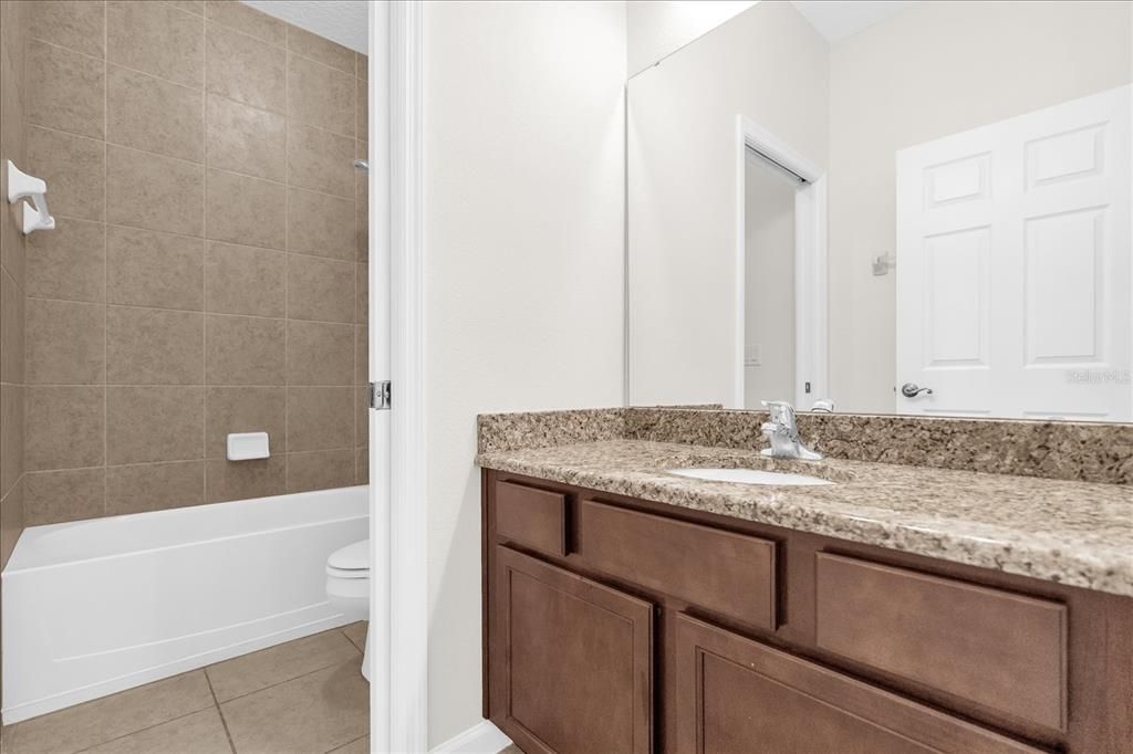 Activo con contrato: $385,000 (3 camas, 2 baños, 2056 Pies cuadrados)