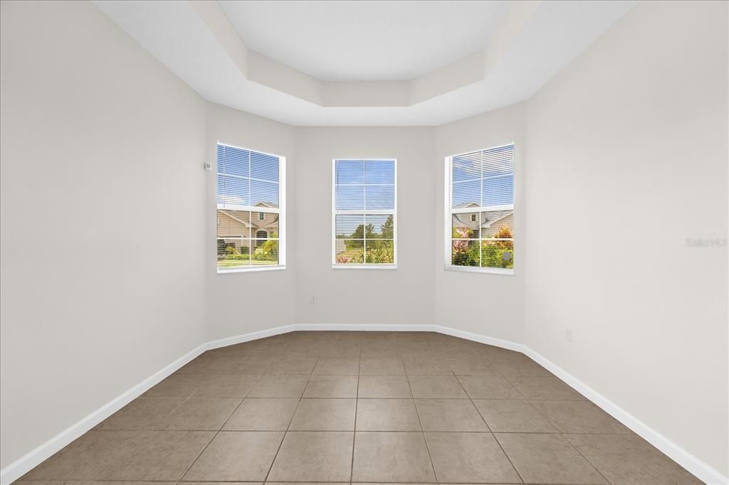 Activo con contrato: $385,000 (3 camas, 2 baños, 2056 Pies cuadrados)