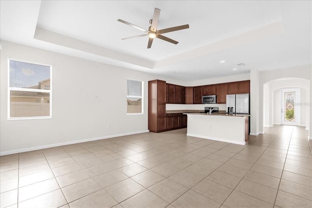 Activo con contrato: $385,000 (3 camas, 2 baños, 2056 Pies cuadrados)
