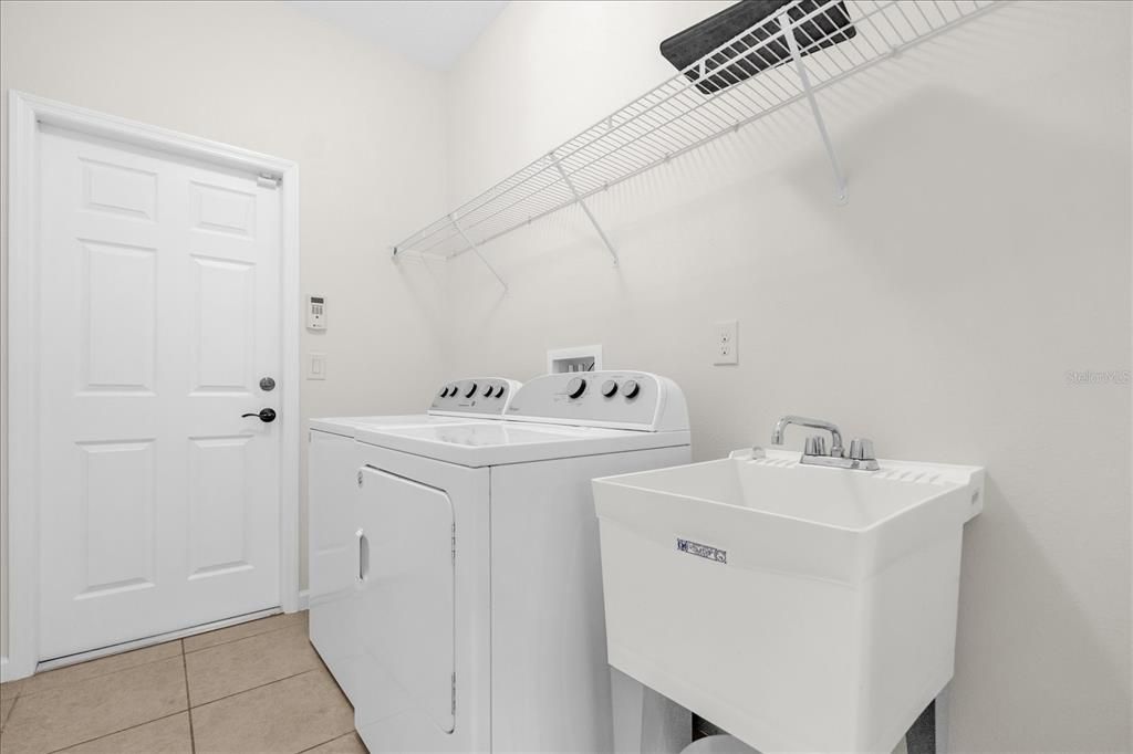 Activo con contrato: $385,000 (3 camas, 2 baños, 2056 Pies cuadrados)