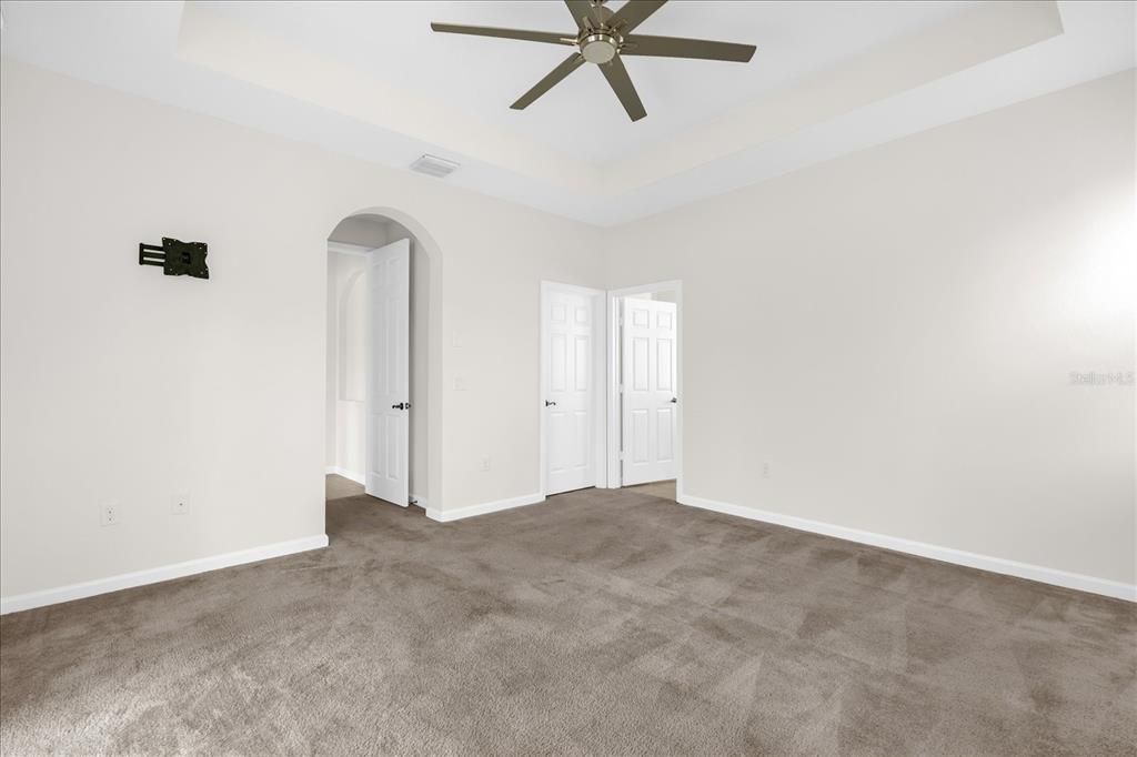 Activo con contrato: $385,000 (3 camas, 2 baños, 2056 Pies cuadrados)
