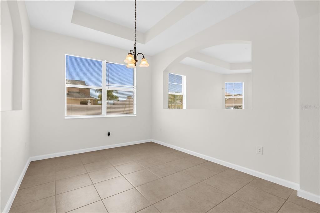 Activo con contrato: $385,000 (3 camas, 2 baños, 2056 Pies cuadrados)