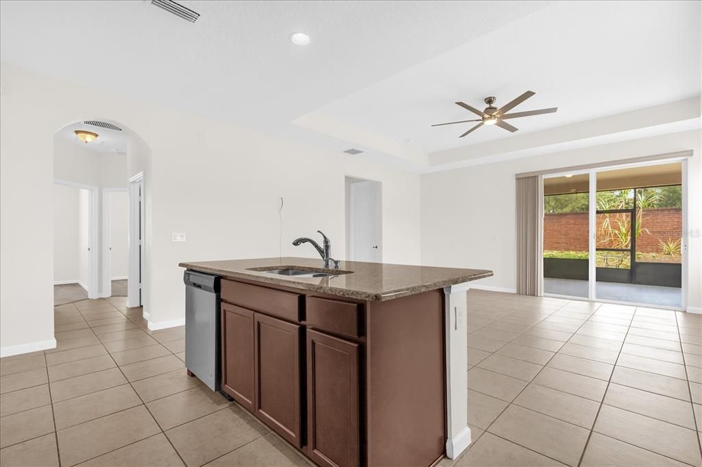 Activo con contrato: $385,000 (3 camas, 2 baños, 2056 Pies cuadrados)