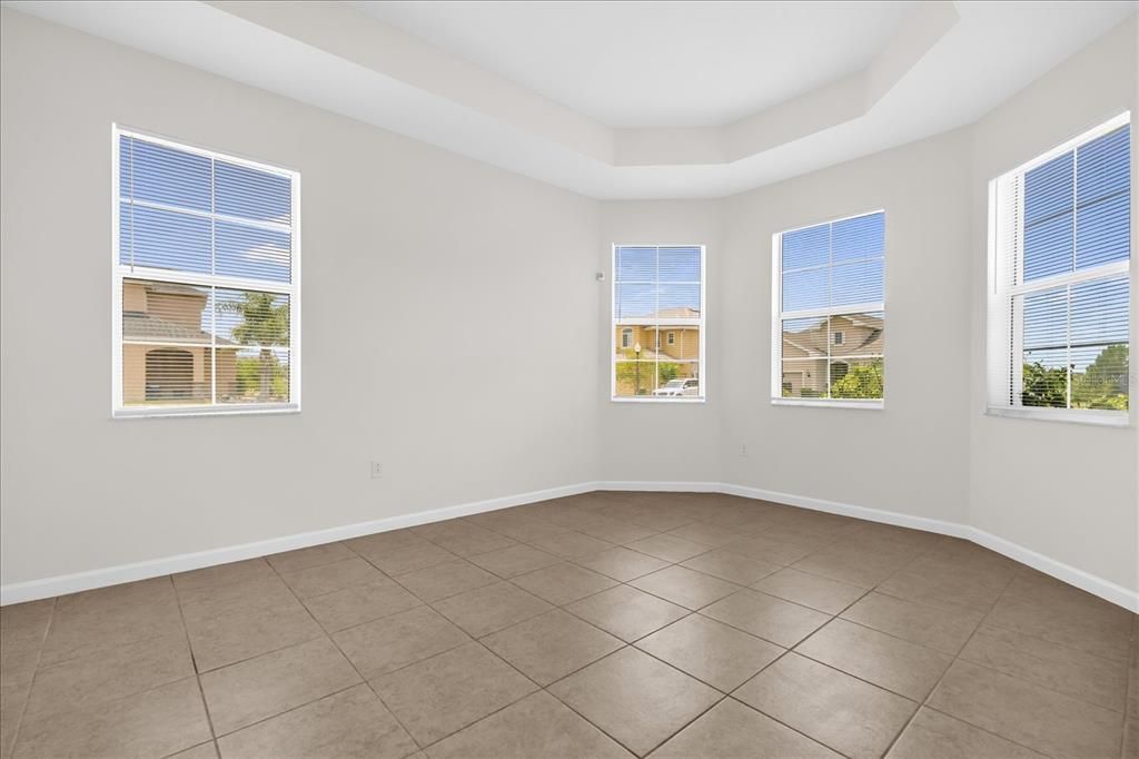 Activo con contrato: $385,000 (3 camas, 2 baños, 2056 Pies cuadrados)
