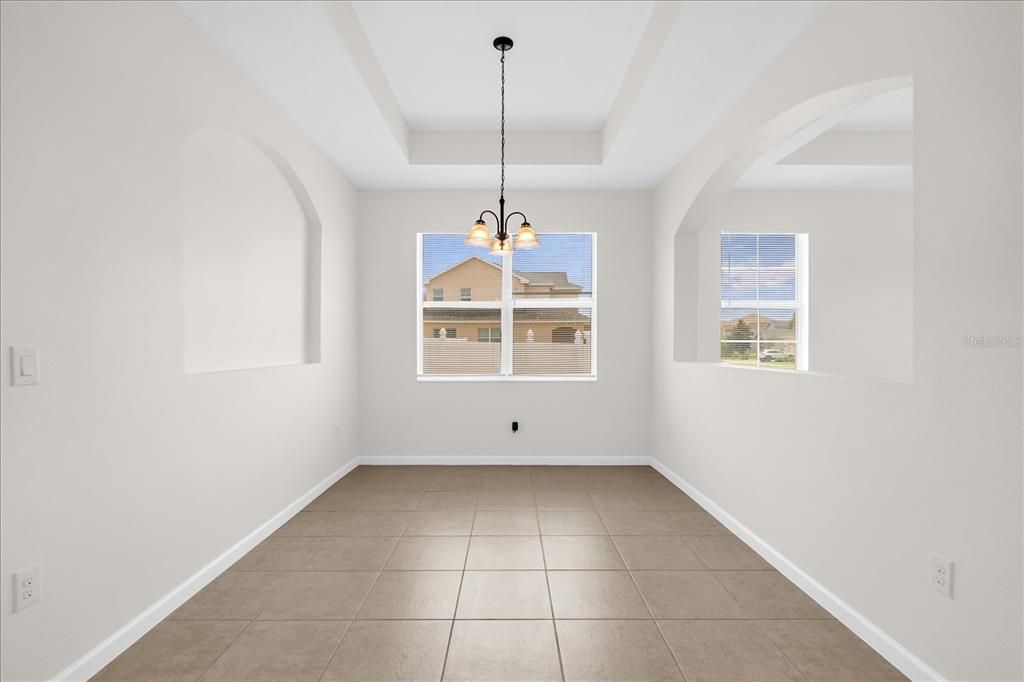 Activo con contrato: $385,000 (3 camas, 2 baños, 2056 Pies cuadrados)