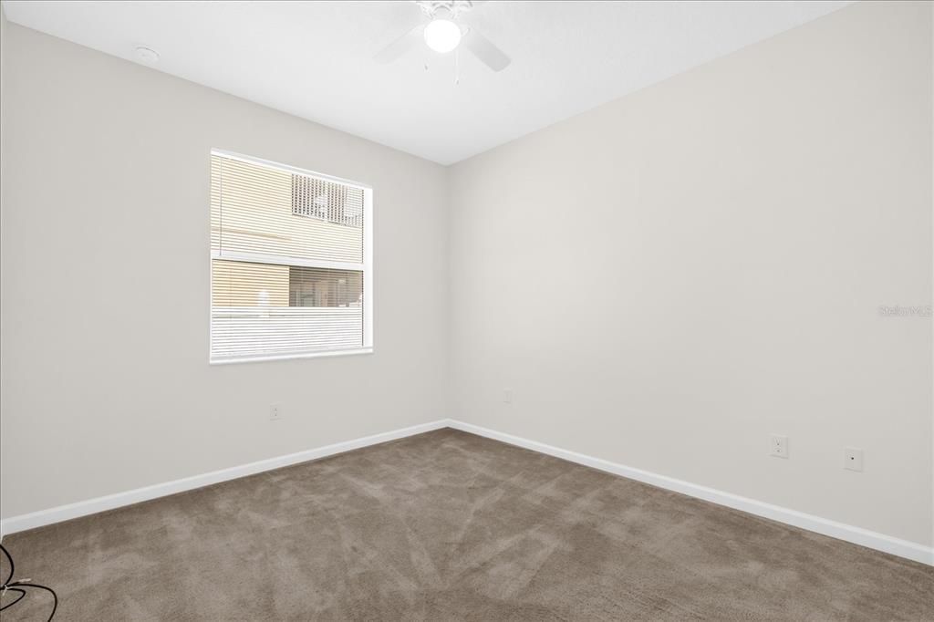 Activo con contrato: $385,000 (3 camas, 2 baños, 2056 Pies cuadrados)