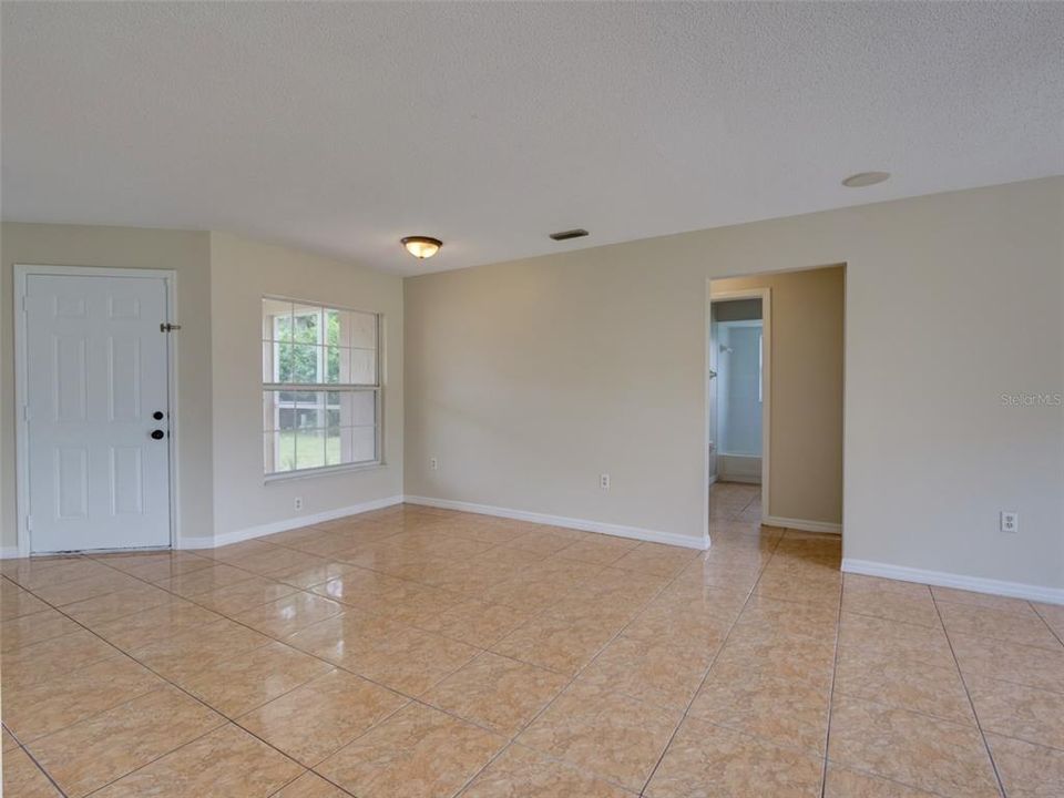 Activo con contrato: $325,000 (3 camas, 2 baños, 1234 Pies cuadrados)