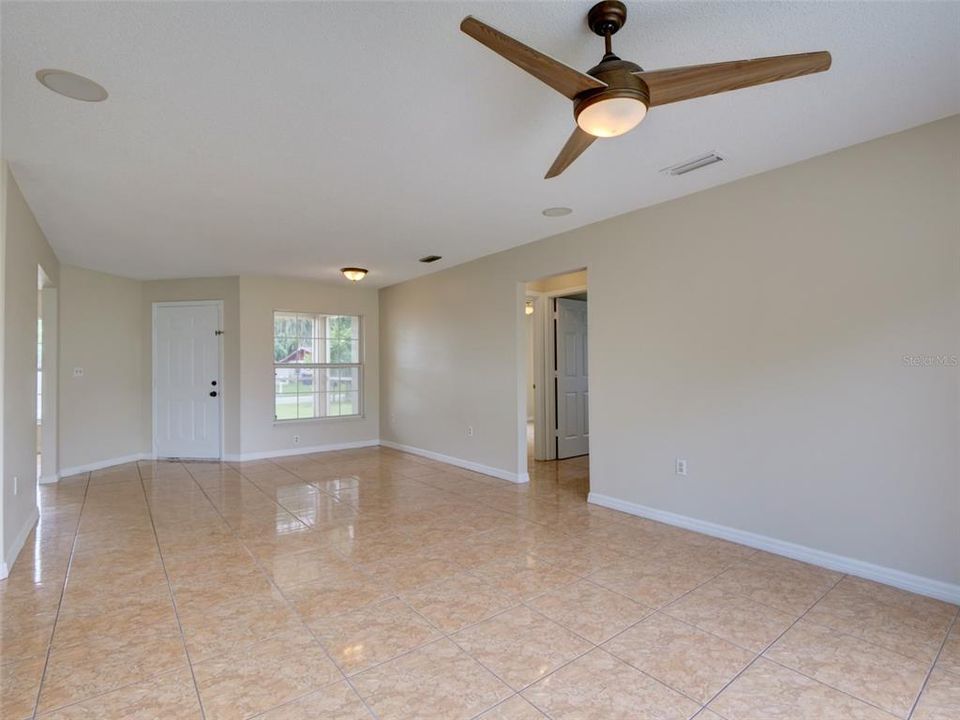 Activo con contrato: $325,000 (3 camas, 2 baños, 1234 Pies cuadrados)