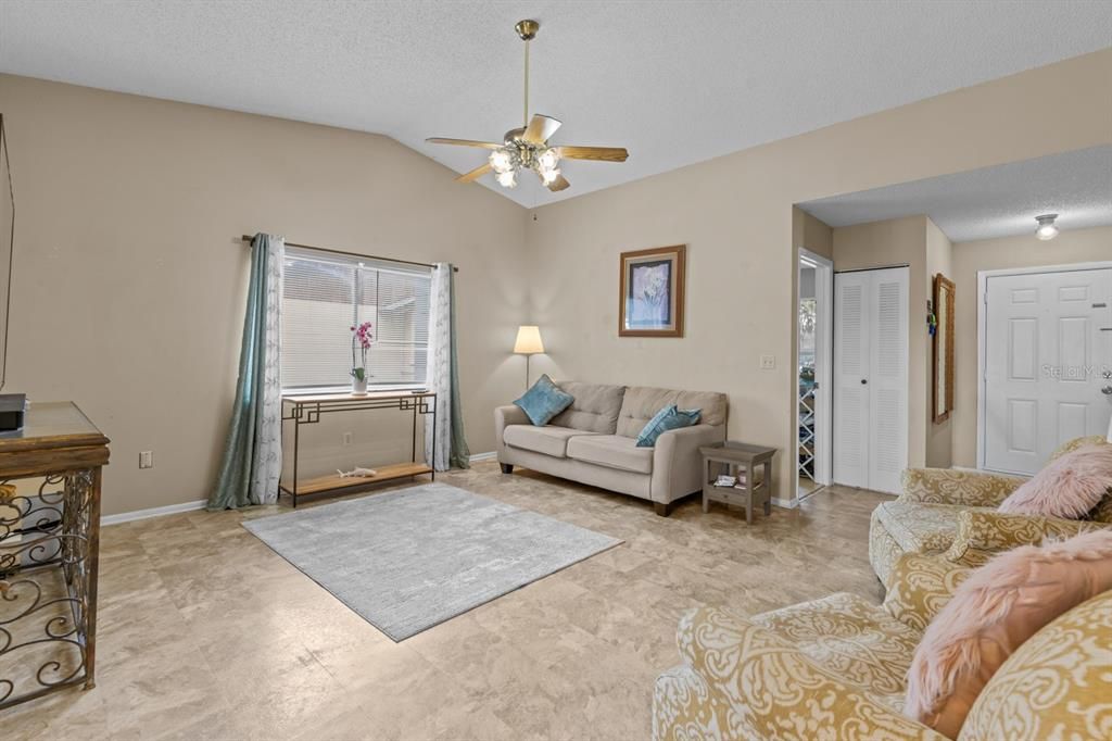 Active With Contract: $2,100 (3 beds, 2 baths, 1157 Square Feet)