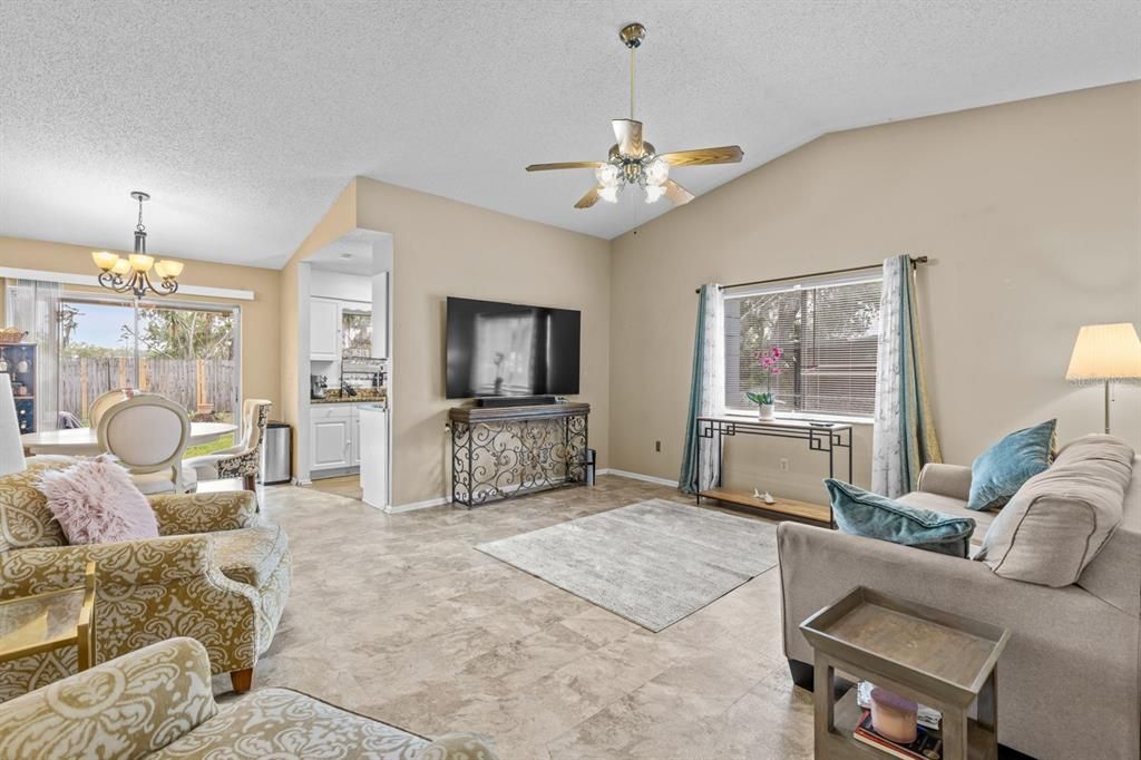 Active With Contract: $2,100 (3 beds, 2 baths, 1157 Square Feet)