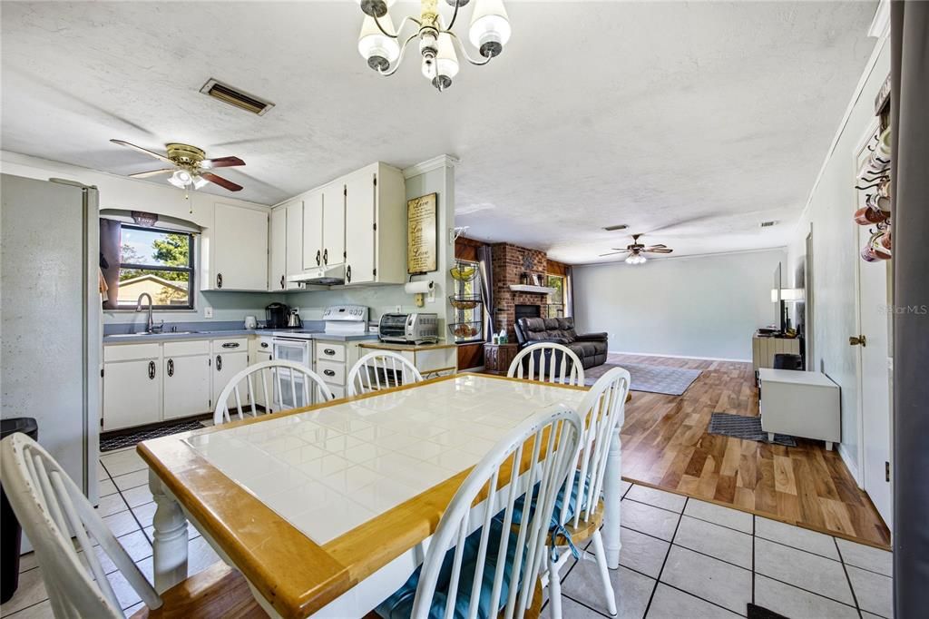 Activo con contrato: $272,000 (3 camas, 2 baños, 1265 Pies cuadrados)