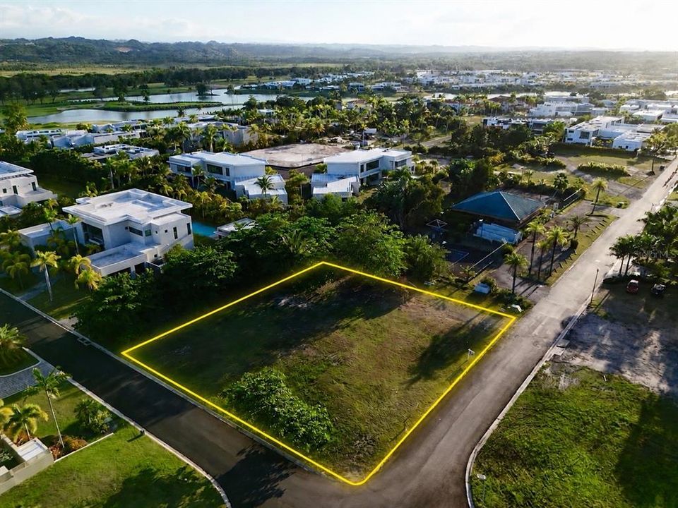 На продажу: $3,500,000 (0.61 acres)
