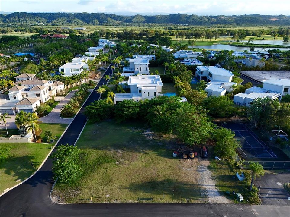 На продажу: $3,500,000 (0.61 acres)